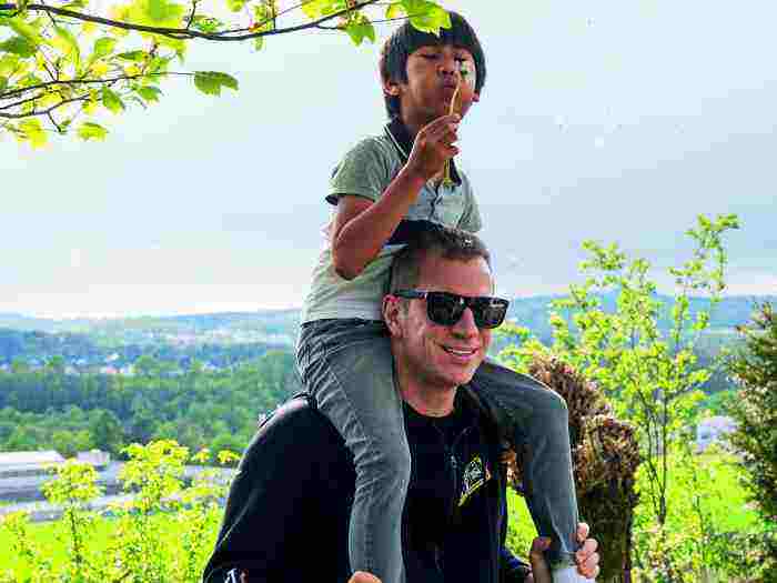 Stiefvater mit Stiefkind auf den Schultern